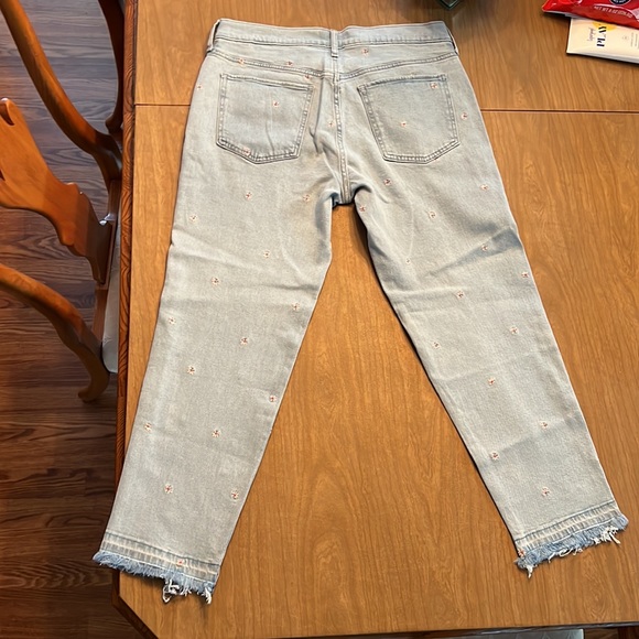 Never worn. Gap Light Wash Crop/Ankle Length Jeans with Stitched Flower Pattern - Picture 4 of 4